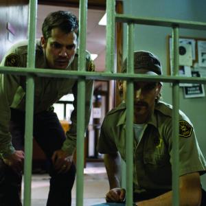 Still of Timothy Olyphant and Joe Anderson in Beprociai (2010)