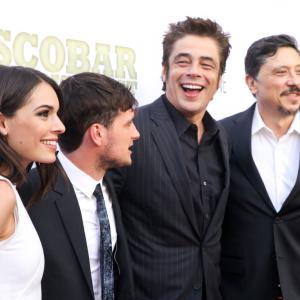 Benicio Del Toro, Carlos Bardem, Josh Hutcherson and Claudia Traisac in Eskobaras: kruvinas rojus (2014)