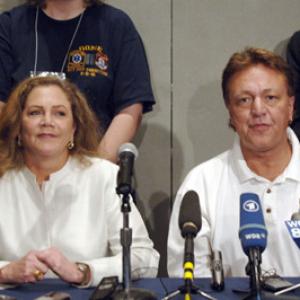 Kathleen Turner and Lou Angeli at event of Answering the Call: Ground Zero's Volunteers (2005)