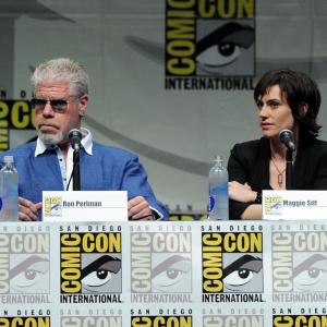 Ron Perlman and Maggie Siff at event of Sons of Anarchy (2008)