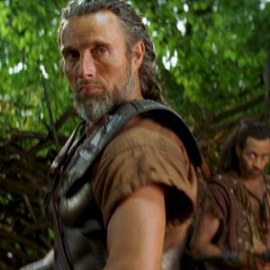 Still of Nicholas Hoult, Mads Mikkelsen and Mouloud Achour in Titanu susidurimas (2010)
