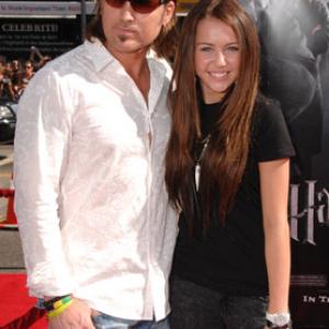 Billy Ray Cyrus and Miley Cyrus at event of Haris Poteris ir Fenikso brolija 2007