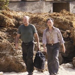 Still of Michael Emerson and Terry OQuinn in Dinge 2004