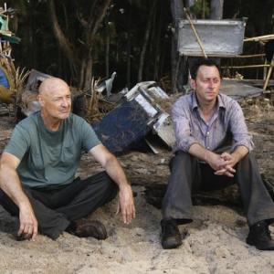 Still of Michael Emerson and Terry O'Quinn in Dinge (2004)