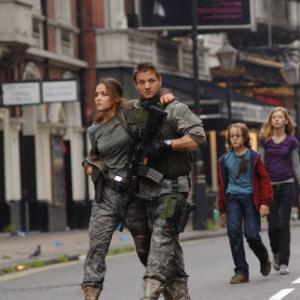 Still of Rose Byrne, Jeremy Renner, Imogen Poots and Mackintosh Muggleton in 28 Weeks Later (2007)