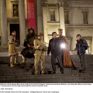 Still of Robin Williams, Ben Stiller, Patrick Gallagher, Mizuo Peck, Skyler Gisondo and Rami Malek in Naktis muziejuje. Kapo paslaptis (2014)