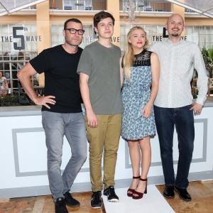 Liev Schreiber, Chloë Grace Moretz and Nick Robinson at event of The 5th Wave (2016)