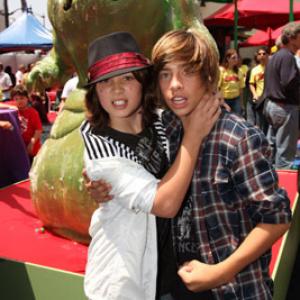 Jimmy Bennett and Leo Howard at event of Shorts (2009)