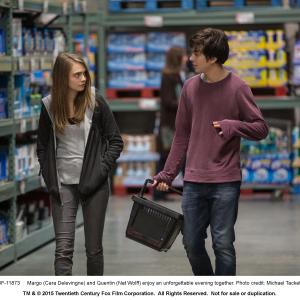 Still of Nat Wolff and Cara Delevingne in Popieriniai miestai 2015