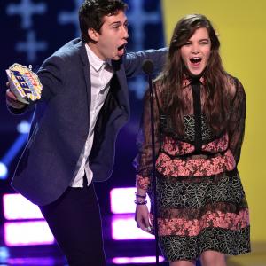 Nat Wolff and Hailee Steinfeld at event of Teen Choice Awards 2014 (2014)