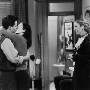 Still of Courteney Cox, Lisa Kudrow and Matthew Perry in Draugai (1994)
