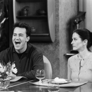 Still of Courteney Cox and Matthew Perry in Draugai (1994)
