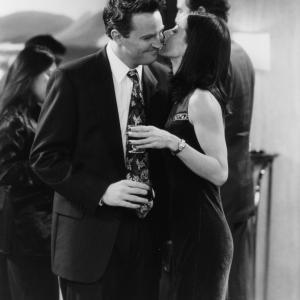 Still of Courteney Cox and Matthew Perry in Draugai 1994