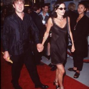 David Arquette and Courteney Cox at event of Ilgai ir laimingai Pelenes istorija 1998