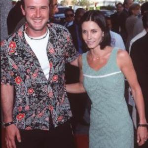 David Arquette and Courteney Cox at event of Trumeno sou (1998)