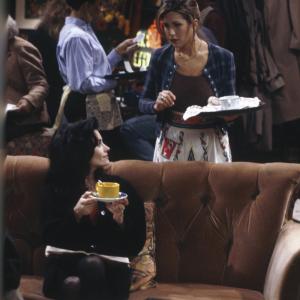 Still of Jennifer Aniston and Courteney Cox in Draugai 1994
