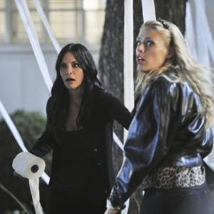 Still of Courteney Cox and Busy Philipps in Cougar Town 2009