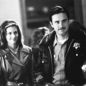 Still of David Arquette and Courteney Cox in Klyksmas 1996