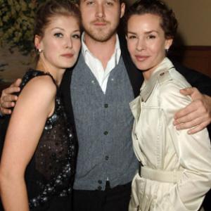 Embeth Davidtz, Ryan Gosling and Rosamund Pike at event of Fracture (2007)