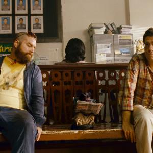Still of Zach Galifianakis Ed Helms and Crystal the Monkey in Pagirios Tailande 2011