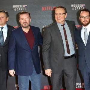 Kevin Spacey, Dana Brunetti, Ricky Gervais and Ted Sarandos at event of Kortu Namelis (2013)