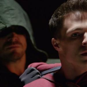 Still of Stephen Amell and Colton Haynes in Strele (2012)