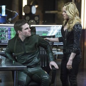 Still of Stephen Amell and Caity Lotz in Strele 2012