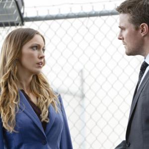 Still of Katie Cassidy and Stephen Amell in Strele 2012