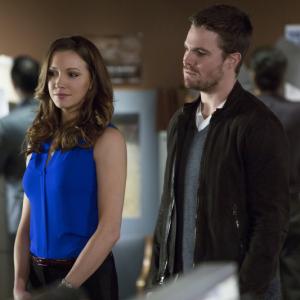 Still of Katie Cassidy and Stephen Amell in Strele 2012
