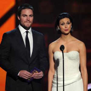 Morena Baccarin and Stephen Amell at event of The 39th Annual Peoples Choice Awards 2013