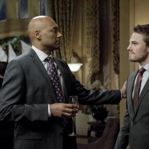 Still of Colin Salmon and Stephen Amell in Strele 2012