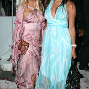 Lisa Gastineau and Brittny Gastineau at event of Wedding Crashers 2005