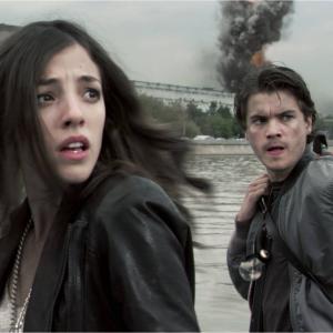 Still of Emile Hirsch and Olivia Thirlby in Tamsiausia valanda (2011)