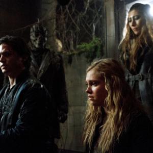 Still of Eliza Taylor Dichen Lachman and Thomas McDonell in The 100 2014