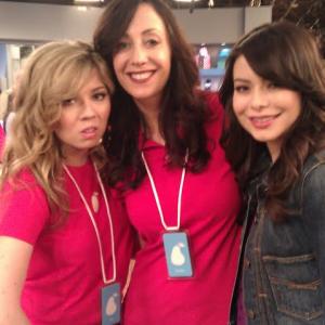 episode iPear Store with Miranda Cosgrove & Jennette McCurdy on the set of iCarly