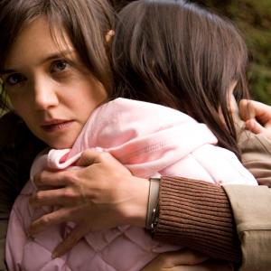 Still of Katie Holmes and Bailee Madison in Nebijok tamsos (2010)