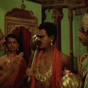 Still of Om Puri and Naseeruddin Shah in Jaane Bhi Do Yaaro (1983)