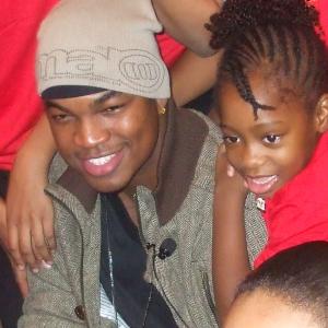 Akiya poses with Neyo at the McDonalds Childrens Day2007 Sang I Just called to say I love you and This Little Light of Mine