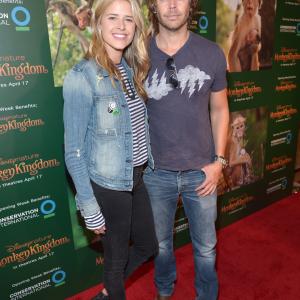 Eric Christian Olsen and Sarah Wright at event of Monkey Kingdom 2015