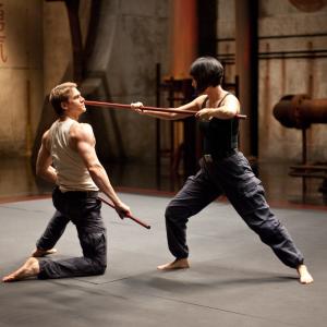 Still of Charlie Hunnam and Rinko Kikuchi in Ugnies ziedas (2013)