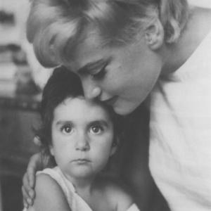 Pari Leventi with her daughter Agapi on the set of the film I Zoi mou Arxizei me Sena 1961