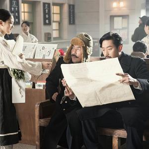 Still of Dalsu Oh and Jungwoo Ha in Assassination 2015