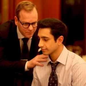 Still of Kiefer Sutherland and Riz Ahmed in The Reluctant Fundamentalist 2012