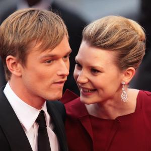 Henry Hopper and Mia Wasikowska at event of Restless 2011