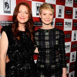 Julianne Moore and Mia Wasikowska at event of The Kids Are All Right (2010)