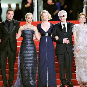 John Cusack, Julianne Moore, David Cronenberg, Sarah Gadon, Martin Katz, Robert Pattinson and Mia Wasikowska at event of Maps to the Stars (2014)