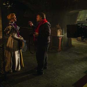 Still of Guillermo del Toro and Mia Wasikowska in Purpurine kalva 2015