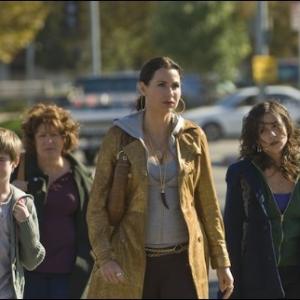 Still of Minnie Driver Shannon Woodward and Aidan Mitchell in The Riches 2007