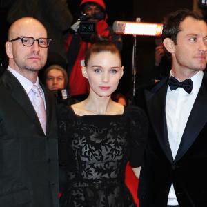 Jude Law, Steven Soderbergh and Rooney Mara at event of Salutinis poveikis (2013)
