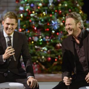 Still of Michael Bublé and Blake Shelton in Michael Bublé: Home for the Holidays (2012)